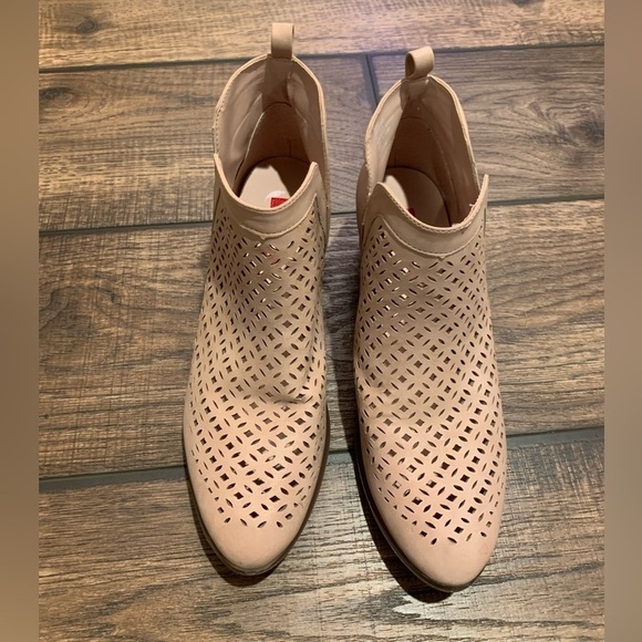 UNIONBAY Laser Cut Split Western Woman’s Slip On Booties Ankle Boots Size 7.5M - Picture 3 of 9